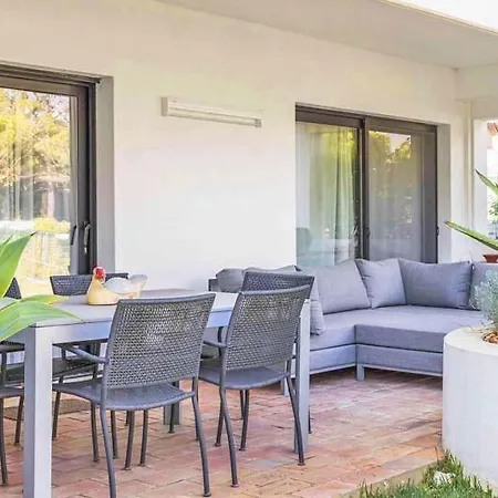 Apartment Sleeps 4 With Pool Air Con And Wifi