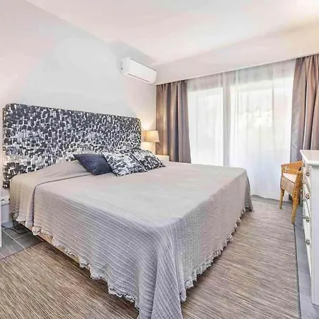 Sleeps 4 With Pool Air Con And Wifi *